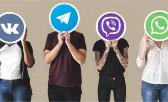 Люди с иконками Вайбера, ВКонтакте, Телеграма и Ватсапа, которые используют для рассылки в мессенджерах